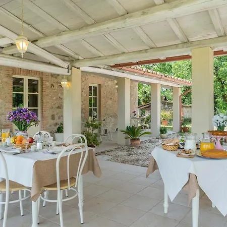 Villa La Corte 6, Emma Montecastrilli